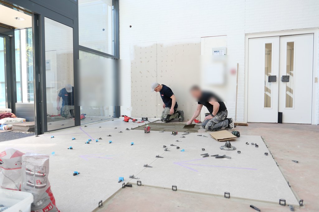 Luna: entrance floor tiling is underway