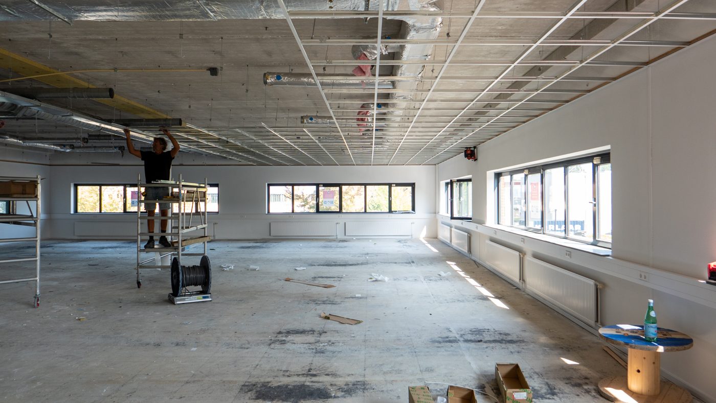 Installing the system ceiling grid at Pulse